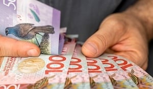 worker counting pay